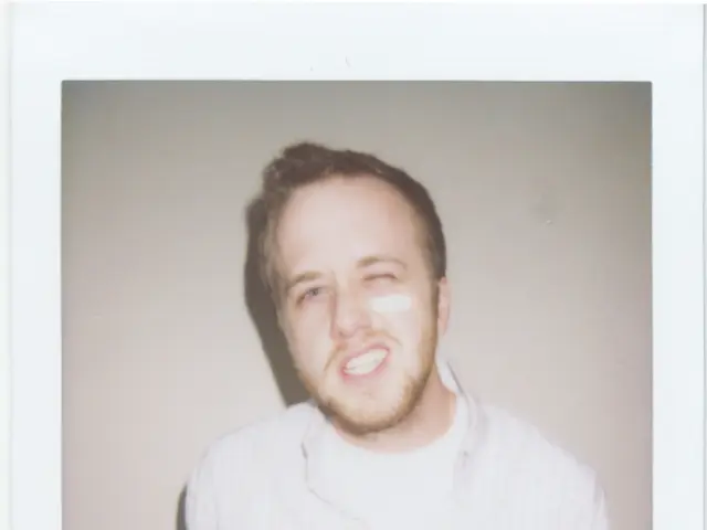 Maintain Vigilance During Gameplay: Avoid Long Gaze Sessions but Stay Awake