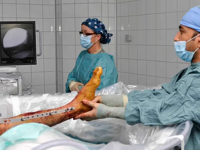 In the picture we can see a bed on it, we can see a leg with a rod and some blood to the leg and...